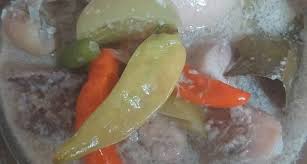 Bersihkan ayam kemudian lumuri dengan garam dan air jeruk nipis, diamkan 15 menit kemudian cuci lagi. Gvnhr5mcvlxffm
