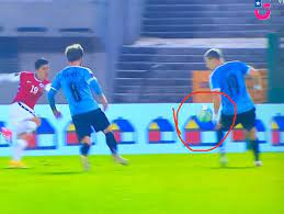 Aktuelle preise für produkte vergleichen! Robo En Montevideo Arbitro De Uruguay Chile Se Llena De Criticas Por Evidente Penal No Cobrado