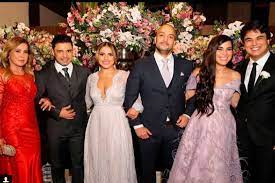 A cantora wanessa camargo (24 anos), e o empresário marcus buaiz (28 anos), oficializaram sua união matrimonial no dia 26 de maio, na sala são paulo, na estação júlio prestes da capital paulista. Zeze Expoe Casamento De Wanessa Chuta Tudo E Fica Frente A Frente Com Genro Foi O Nosso Clima