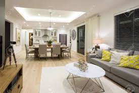 Decorar comedores, sillas, mesas de comedor, luces, ideas de decoracion, cortinas … blog escrito por decoradores y arquitectos sobre muebles e ideas de decoracion de comedores. Moderna Sala De Estar Que Incluye Sofas Sillas Y Mesas Al Lado De La Cocina Y El Comedor Iluminado El Uso De Luces En La Noche Fotos Retratos Imagenes Y Fotografia De