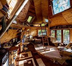 This tree house is absolutely adorable. Interior De Casa De Arvore Chales Pequenos Arquitetura Projetos De Casas Pequenas