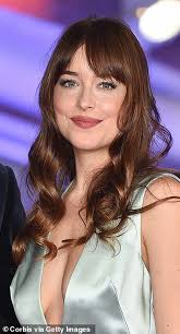 Người đẹp 50 Sắc Thái Dakota Johnson hút hết mọi ánh nhìn vì thả rông ngực  quá gợi cảm