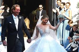 Menschen hungern, leben am limit. Kultur Showbiz Fans Ausser Sich Brautkleid Shitstorm Fur Victoria Swarovksi Pressfrom Deutschland