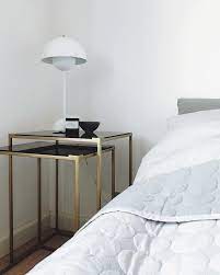 modern nachtkastje messing en glas nachtkastjes bed slaapkamer fotobehang