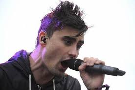 Po týdnu v nemocnici zemřel zpěvák (✝28) známé metalové kapely. Příčina  jeho smrti zatím nebyla objasněna