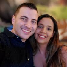 How to handle a player with high intelligence playing a low intelligence  character in Dungeons and Dragons?