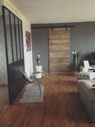 Porte Coulissante En Bois De Palettes Pour Un Interieur Style Loft New Yorkais Alliance Detonante Du Bois Et Palette Bois Porte Coulissante Decoration Maison