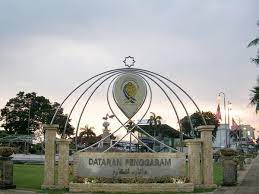 Batu pahat aslen telif hakları ve köylerin belediye başkanı için ücra bir yerleşim yeriydi. Dataran Penggaram Heritage Building Batu Pahat Travelmalaysia