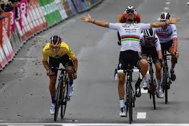 Winnaar alaphilippe maakt ook hier weer grote kans om de zege te pakken. De Moord Op De Roche Aux Faucons Langs Het Parcours Van Luik Bastenaken Luik Nrc