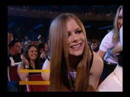 Avril lavigne interprentando #whoknows en la olimpiadas de invierno de italia en el 2006 una presentación que acompañó a la actuación del cirque du soleil, dando alusión a que las próximas olimpiadas de invierno del 2010. Avril Lavigne Mtv Music Video Awards 2002 Youtube