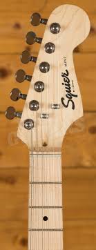 Le squier mini jazzmaster® hh est le compagnon idéal pour les joueurs à la recherche d'un instrument de taille réduite avec un style classique et un son fender® familier. Squier Mini Jazzmaster Hh Maple Fingerboard Daphne Blue Peach Guitars