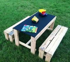 Le Salon De Jardin En Palette En Plus De 110 Idees Originales Pallet Kids Kids Activity Table Wood Projects For Kids