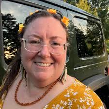 What are some good apps or websites for finding local restaurants while  traveling?