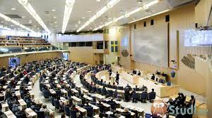 Enligt grundlagen så är sverige en demokrati och folket ska företrädas detta innebär att riksdagen är sveriges högsta beslutande organ och det är här som riksdagsmännen röstar om olika propositioner som kan gälla allt. Riksdagen Samhallskunskap Studi Se Youtube