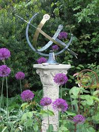 Gartendekorationen Hier Eine Sonnenuhr Mit Sockel Aus Steinguss Www Gartenbijoux Ch Sonnenuhr Gartendekoration Sonnenuhren
