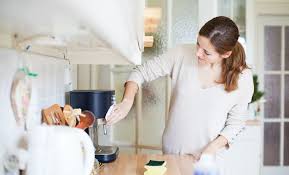 Quelque 2,2 millions de particuliers employeurs font appel à près de 947 000 salariés à domicile pour le ménage, le repassage ou le jardinage pour grâce à la baisse des cotisations salariales de maladie et de chômage appliquée en 2018, le salaire horaire net moyen (hors congés payés) s'élève à 10,60 €. Quels Tarifs Pour Une Femme De Menage Prix Et Cout Horaire