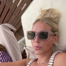 Who does balloon arches and decorations?