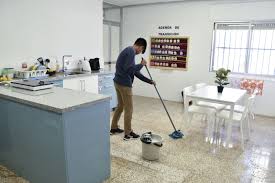 Un aula con cama, cocina y sofá: un colegio de Málaga promueve la inclusión  con tareas domésticas