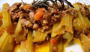 .di cardi e salsicce sono un primo piatto particolare dove il sapore delicato dei cardi si sposa bene 350 g di pasta formato caserecce 400 g di cardi 200 g di salsiccia 80 ml di panna da cucina 5 pistilli. Ricetta Cardi Con Salsiccia Le Ricette Di Buonissimo