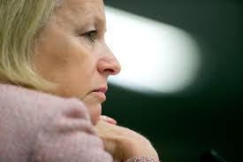 Former SEC chiefs press current regime to move