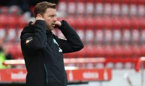 Werder bremen coach florian kohfeldt won't ask for reinforcements despite some poor results lately because of financial constraints at the bundesliga club. Werder Setzt Kohfeldt Vor Die Tur Schaaf Ubernimmt