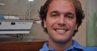 La "Solitudine" di Annibale Pavone che mette a nudo il rapporto tra padre e  figlio