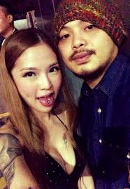 Namewee 黃明志- 第一次帶她去喝喜酒，結果越喝越久越多酒就越持久(我是說酒量)， 接著我要帶她回家了(我是說帶她回她家然後我回我家)  ，然後一起睡覺(