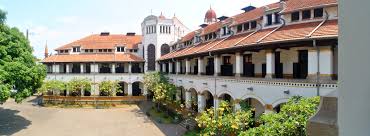 Gedung tiga lantai bergaya art deco ini merupakan karya arsitek belanda ternama, prof.jacob f. Lawang Sewu Bangunan Eksotis Yang Dihuni Pocong Berwajah Rusak