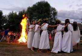 Exista numeroase traditii, obiceiuri si superstitii legate de aceasta zi sfanta, pe care oamenii din toate in a doua zi de rusalii crestinii ortodocsi merg la biserica, iar apoi se aduna la casele lor si se odihnesc. SuperstiÅ£ii In A Doua Zi De Rusalii Cand E PrÄƒznuit Pe Sfantul Duh