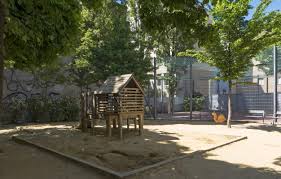 Farkas , 2014'te yayınlanan, çizer reinhard trinkler tarafından çizilen ve hugo wiener'in klasik 'doppelconférences'e dayanan avusturya revü. Karl Farkas Park In Wien Neubau Familiii Karl Farkas Park In Wien Neubau