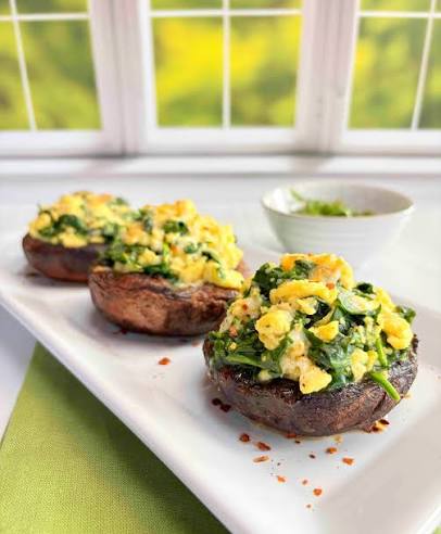 Espinaca, hongos portobello y hummus