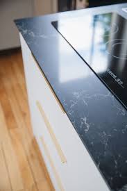 dans cette cuisine contemporaine le plan de travail en marbre noir fait echo a des poignees laiton et un cuisine contemporaine marbre cuisine poignee cuisine