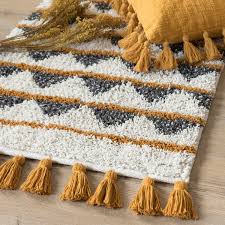 Tappeto Con Stampa Floreale E Dorata 60x90 Cm Su Maisons Du Monde Dai Un Occhiata Ai Nostri Mobili E Oggetti Decora Tapis Tapis Maison Du Monde Tapis Pompon