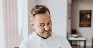 For ten years, from 1994 to 2004, he played the unforgettably sarcastic chandler bing on the hit nbc sitcom friends, a role that. Matthew Perry S Slurred Speech On Friends Reunion Trailer Caused By Emergency Tooth Procedure