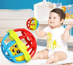 Bayi bisa duduk tanpa dukungan dan meraih mainan tanpa jatuh. Berikan 10 Rekomendasi Mainan Yang Dapat Memberikan Manfaat Untuk Bayi Usia 6 Bulan