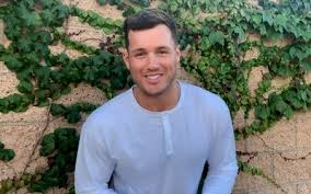 Know his bio, wiki, salary, net worth including his dating life, girlfriend, engaged, wife, daughter, and his age, height, ethnicity, facts. Nvzbxybqmep1em