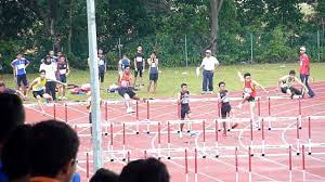 Suasananya seakan ada acara lumba motor, dengan kehadiran ramai penonton yang ada juga memakai helmet. 110 Meter Lari Berpagar L1 Mssd 2012 Akhir Youtube