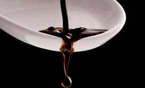 Secondo la leggenda, il primo aceto è apparso dal vino aspro, dimenticato nel sole, e gli antichi abitanti del mediterraneo ne hanno goduto così tanto, che hanno iniziato a usarlo per conservare frutta e verdura, come condimento, e anche per scopi igienici e medici. Aceto Di Vino Fatto In Casa Scopri Come Farlo Enjoyfoodwine