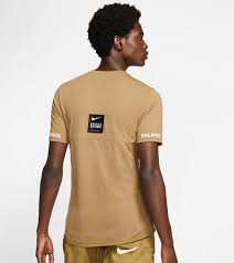 A sensibilidade criativa de jun ganha vida nessa cole��o, com um visual definido pelo caos e o equil�brio do inverno na cidade. Nike X Undercover Apparel Collection Nike Snkrs My