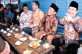 Download now ngopi berbagi rasa berbagi cerita. Gambar Orang Menggosip Sambil Ngopi Gambar Orang Menggosip Sambil Ngopi Gambar Orang Minum Biasanya Digunakan Untuk Memotret Ekspresi Seseorang Misalnya Juga Memperlihatkan Kerutan Wajah Pada Subjek Agar Terlihat Dramatis Harveyhiggs