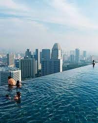The hotel boasts an infinity pool offering panoramic views of the city. Rooftop Infinity Pool Singapore Hoteis Incriveis Singapura Piscinas Incriveis