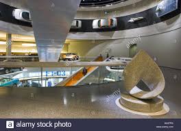 L Allemagne De Stuttgart Unterturkheim Musee Mercedes Benz A L Interieur Baden Wurttemberg Stuttgart Musee Batiment Musee Musee Mercedes Benz La Piece La Voiture L Industrie Automobile Daimler Vehicules Voitures Mercedes Benz Sculpture