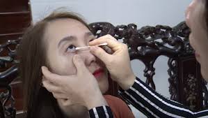 Cách lấy bụi ra khỏi mắt đơn giản mà cực kỳ an toàn tại nhà