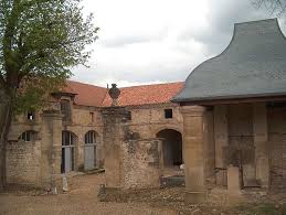 File Chateau De L Arthaudiere Entree Des Ecuries Jpg Horse Stables Stables House Styles