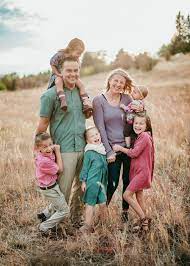 Adorable Family Of Seven In A Golden Field In Spokane Washington All Happy Smile Big Family Photo Shoot Ideas Large Family Photo Shoot Ideas Big Family Photos