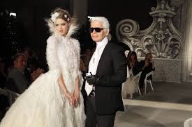Entdecke rezepte, einrichtungsideen, stilinterpretationen und andere ideen zum ausprobieren. Karl Lagerfeld Und Die Chanel Braut In 28 Laufsteg Bildern Vogue Germany