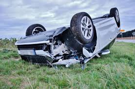 Schwerer Unfall Bei Affalterbach Autofahrer Prallt Gegen Betonpoller Und Uberschlagt Sich Landkreis Ludwigsburg Stuttgarter Zeitung