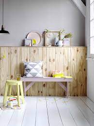 karwei warm grijs op de muur bankje in engels roze en de kruk is in bloesem geel geschilderd karwei verf inspi interieur pastel interieur thuisdecoratie