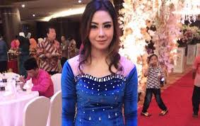 Menurut kertas pertuduhan, dia didakwa mencuri wang sebanyak sg$300 (rm900) dan sg$97.90(rm296) milik pelakon indonesia, raja yunika perdhana putri. Yunika Putri Politikus Cantik Yang Ngaku Uangnya Digondol Aktor Singapura Ternyata Pernah Main Ftv
