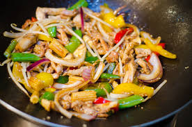 Diese Asiatische Hahnchenpfanne Mit Brechbohnen Paprika Sprossen Und Sesam So Wie Viele Weitere Gesunde Low Carb Rezepte Hahnchen Pfanne Rezepte Brechbohnen